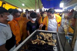 Terima Bantuan UMKM, Penjual Pisang Epe di Makassar: Terima Kasih, Pak Airlangga!