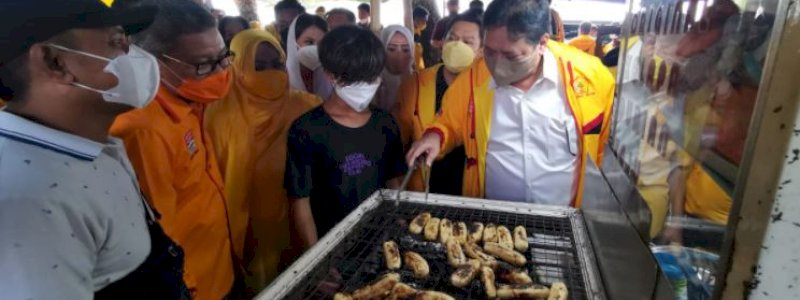 Terima Bantuan UMKM, Penjual Pisang Epe di Makassar: Terima Kasih, Pak Airlangga!