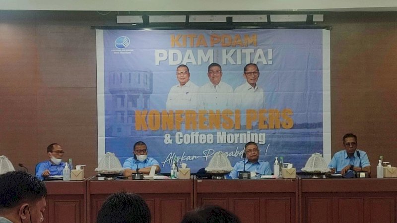 Jajaran Direksi PDAM Makassar, pada kegiatan Coffee Morning " di Aula Kantor PDAM Makassar, Selasa, (18/1/22).