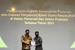 Menko Airlangga Berikan Penghargaan kepada Mentan SYL