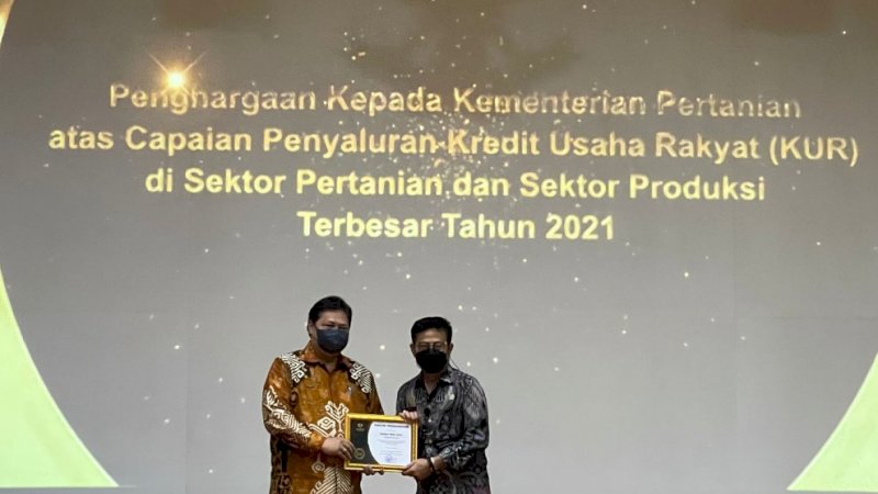 Menteri Koordinator (Menko) Bidang Perekonomian RI, Airlangga Hartarto memberikan penghargaan atas capaian penyaluran Kredit Usaha Rakyat (KUR) Pertanian kepada Menteri Pertanian (Mentan) Syahrul Yasin Limpo (SYL). 