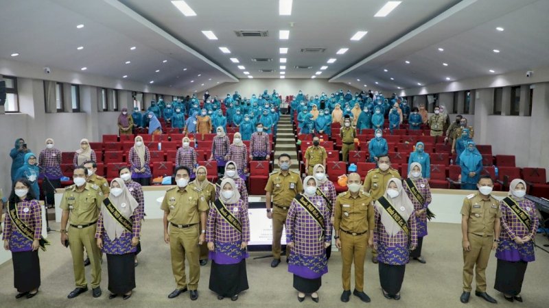 Ketua Tim Penggerak PKK Kota Makassar, Indira Jusuf Ismail yang juga Bunda Pendidikan Anak Usia Dini (PAUD) Kota Makassar melantik dan mengukuhkan delapan Ketua TP PKK Kecamatan dan Bunda Paud kecamatan.