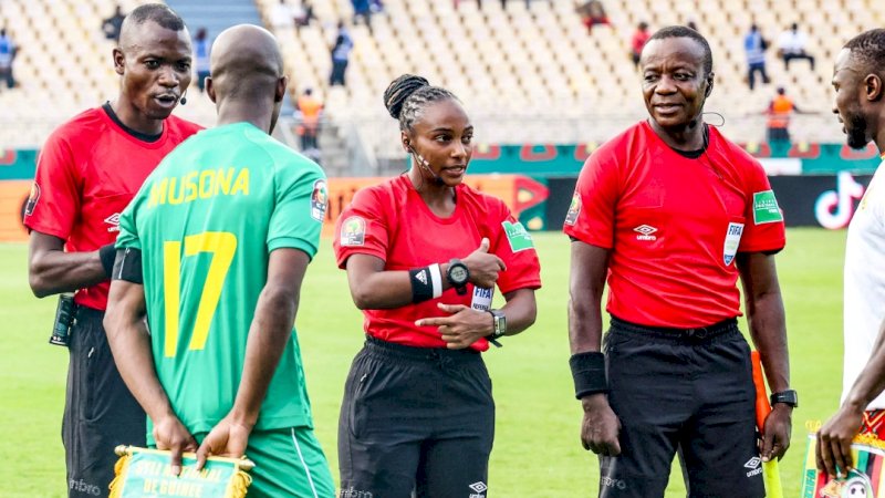 Salima Mukansanga (tengah) (Foto twitter B/R Football)