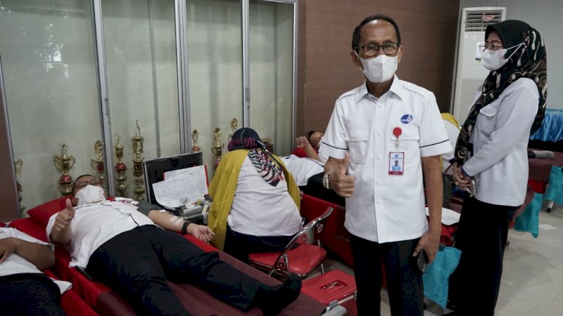 suasana pelaksanaan kegitan donor darah yang dilaksanakan atas kerjasama PMI Sulsel dan PDAM Makassar, di Aula Tirta Dharma Perumda Air Minum Kota Makassar, Rabu, 19 Januari 2022.