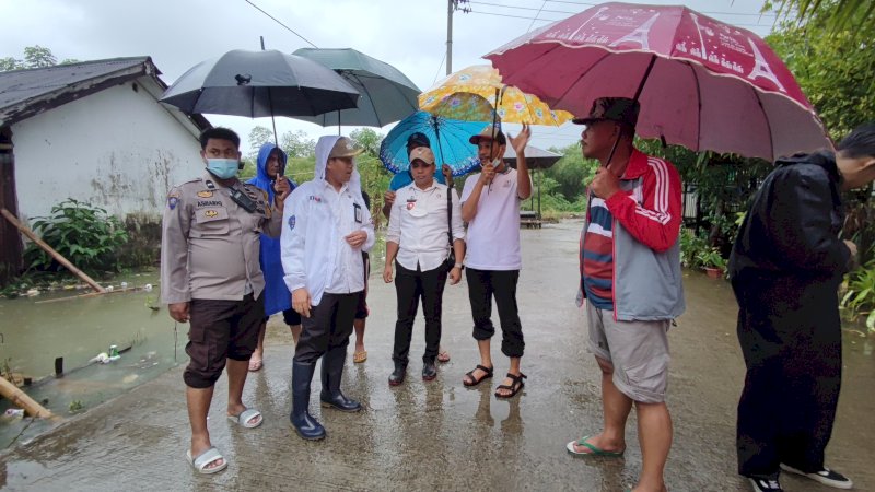 Camat Biringkanaya, Benyamin B. Turupadang, S. STP, M. SI saat terjun langsung melihat beberapa titik genagan banjir yang ada di wilayah Kecamatan Biringkanaya , Rabu 19/01/2022 .