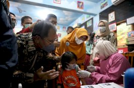 Pantau Langsung Vaksinasi Anak, Wali Kota Danny Minta Dukungan Orang Tua Murid