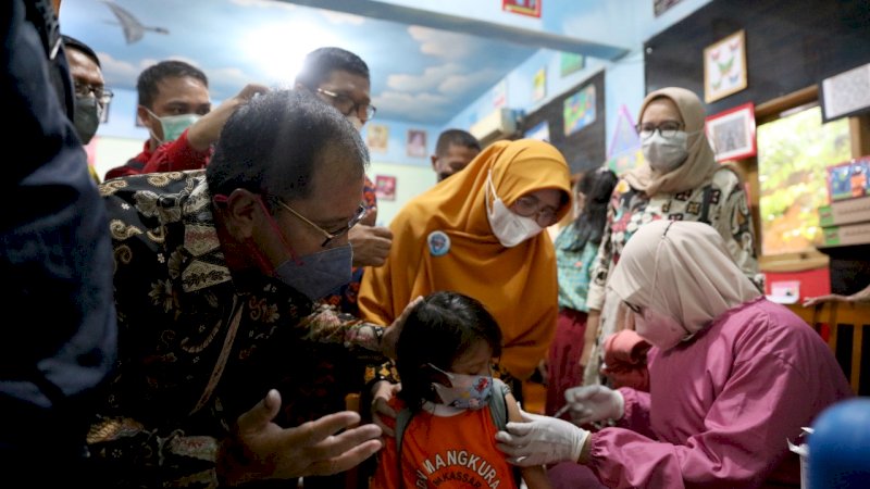Wali Kota Makassar Moh Ramdhan “Danny” Pomanto di dampingi Kadis Pendidikan Makassar Muhyiddin, memantau pelaksanaan vaksinasi di SD Mangkura di Jalan Bontolempangan. (20/1/2022).