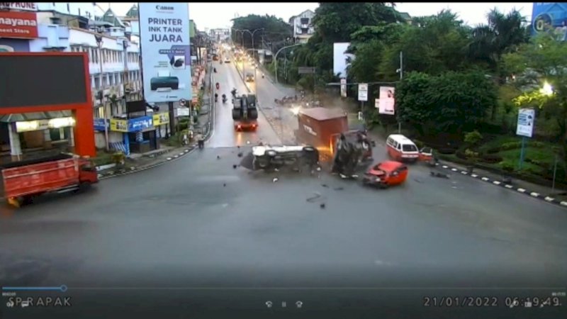 Tangkap layar video kecelakaan
