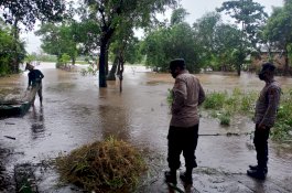 Air Mulai Masuk Permukiman, Jajaran Polres Takalar Patroli Daerah Rawan Banjir 