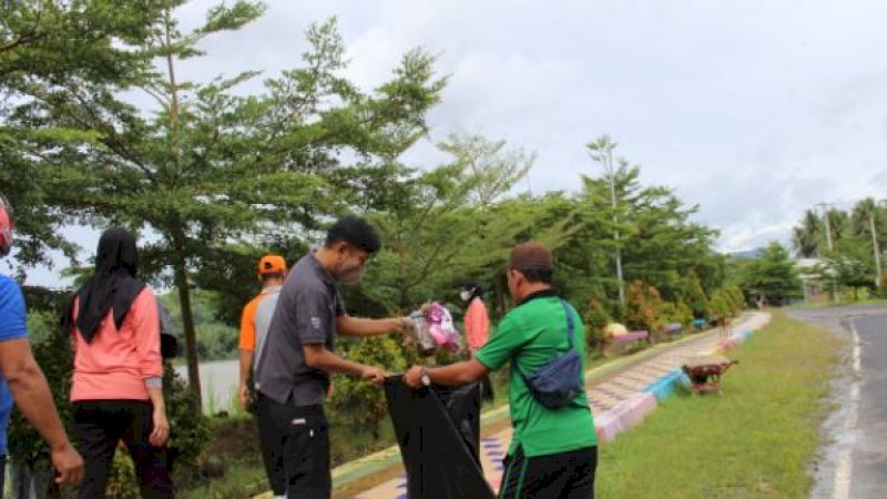 Bakti sosial gerakan bebas sampah plastik sebagai program peduli lingkungan, Jumat (21/1/2022).
