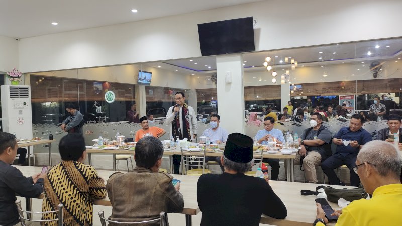 Anies Baswedan saat menghadiri makan malam di Makassar, Jumat 21/1/2022.