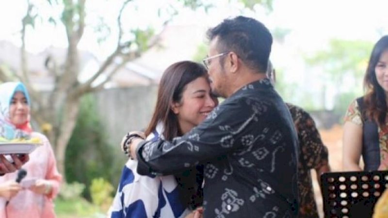 Syahrul Yasin Limpo mencium kening putrinya, Indira Chunda Thita.