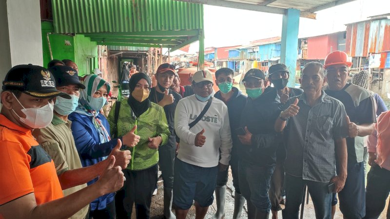 Wakil Wali Kota Makassar,  Fatmawati Rusdi didampingo Kadis PU, Zulhaelsi Zubir pada kegiatan "Sabtu Bersih" di seputar Jalan Sabutung Makassar di Kecamatan Ujung Tanah, Sabtu pagi (22/1/2022