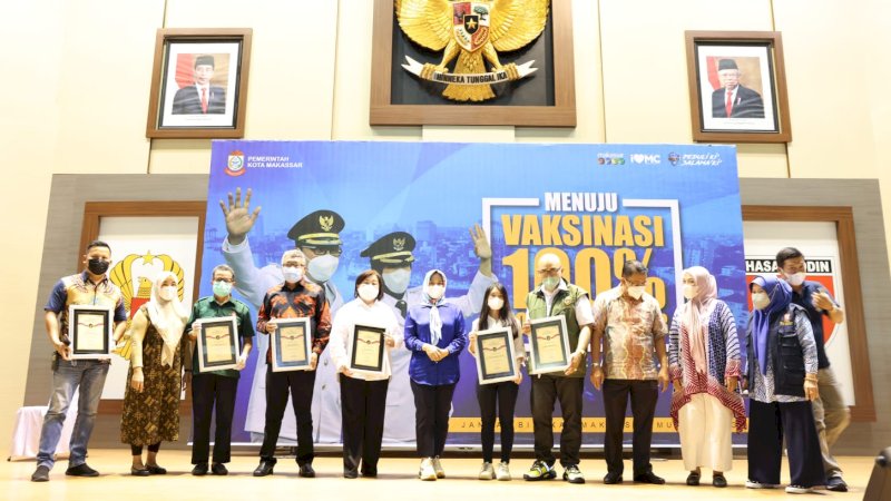 Wakil Wali Kota Makassar, Fatmawati Rusdi didampingi Kadis Kesehatan, memberikan penghargaan kepada beberapa pihak yang berkontribusi sukseskan vaksinasi, Sabtu (22/1/2022) bertempat di Balai Prajurit Jenderal M Jusuf (Ex Manunggal).