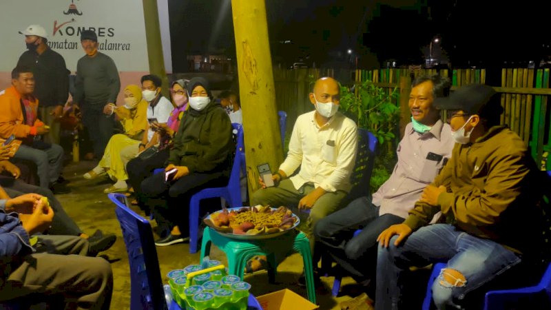 Suasana ketika Camat Tamalanre, Andi Salman Baso bersilaturahmi dengan tokoh masyarakat di Kelurahan Buntusu, Sabtu malam, (22/1/22).