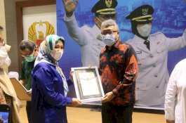 Ikut Berperan Percepatan Capaian Vaksinasi, Kalla Group Diganjar Penghargaan Pemkot Makassar