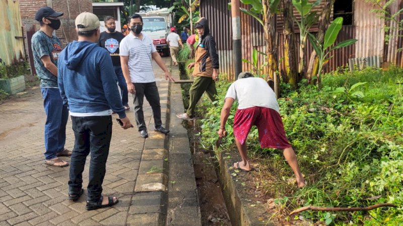 Camat Biringkanaya,  Benyamin B Turupadang,m didampingi Lurah Bakung saat turun langsung pada  kegiatan "Sabtu Bersih"(22/1/22).