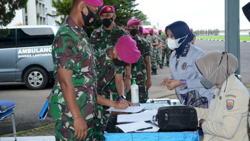 Lantamal VI melaksanakan swab massal terhadap seluruh personel Lantamal VI dan Yonmarhanlan VI di pelataran Gedung PP Jaladri dan Mako Lantamal VI Makassar, Senin (24/01/2022).