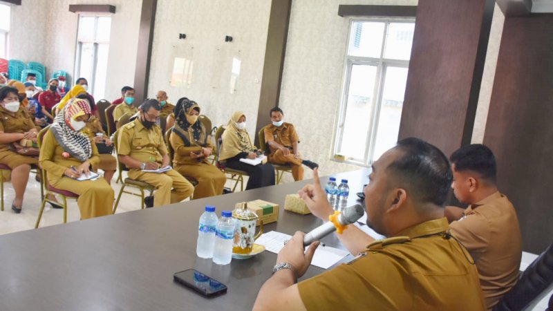 Camat Panakukang, Andi Pangerang saat memimpin rakor di Aula Kantor Kecamatan Panakukkang, Senin,(24/1/22).