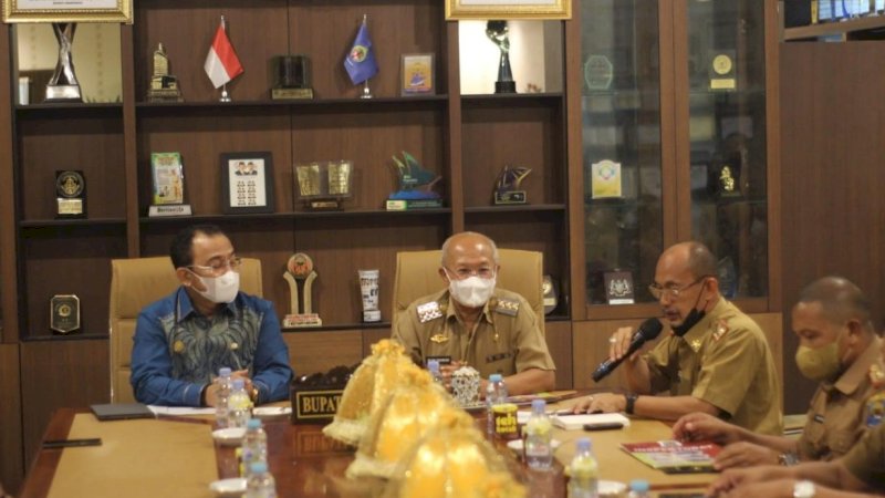 Bupati Jeneponto Iksan Iskandar, menerima rombongan Kepala Kantor Wilayah (Kakanwil) Direktorat Jenderal Perbendaharaan Provinsi Sulawesi Selatan Syaiful di Ruang Rapat  Bupati Jeneponto, Senin (24/1/2022).