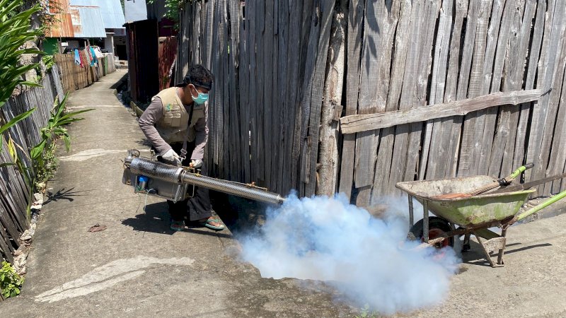 Pemerintah Kelurahan Pallantikang melaksanakan kegiatan fogging dan pembagian abate di Kampung Panranga, Kelurahan Pallantikang, Kecamatan Bantaeng, Kabupaten Bantaeng, Senin (24/1).