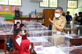 Pantau Sekolah Tatap Muka, Taufan Pawe: Anak SD Sudah Paham Jika Masker dan Vaksin Pasangan Sejoli