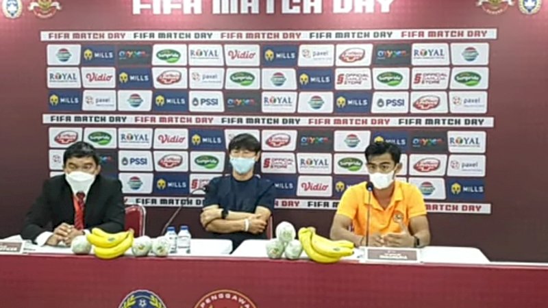 Shin Tae-yong ( tengah) konferensi pers usai pertandingan melawan Timor Leste