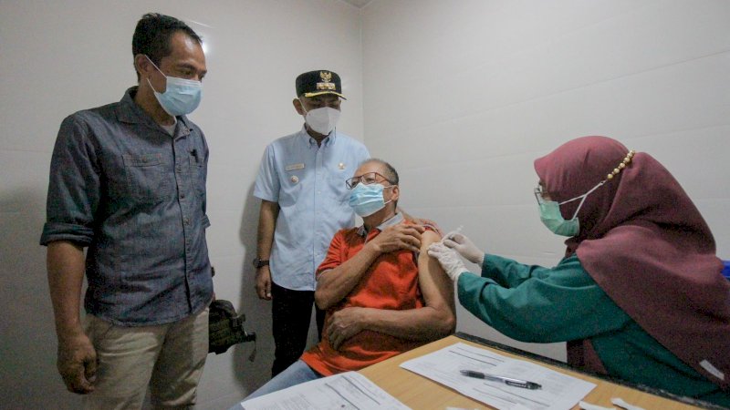Camat Tamalanrea, Andi Salman Baso didampingi Lurah Buntusu saat memantau langsung pelaksanaan vaksinasi di Posko Recover Center Buntusu, Jumat, (28/1/22).
