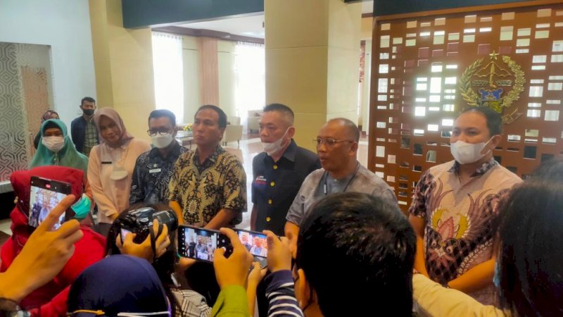 Dinas Perdagangan Sulsel yang menggelar pertemuan membahas ketersediaan minyak goreng dengan harga terjangkau di Toraja Room Kantor Gubernur Sulsel, Jumat 28 Januari 2022. 