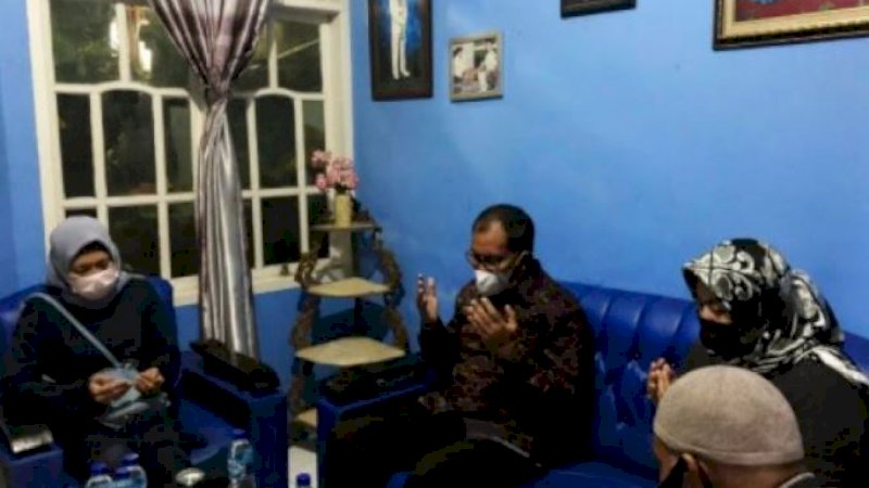 Wali Kota Makassar, Mohammad Ramdhan Pomanto (Danny), saat berada di kediaman keluarga korban penyanderaan, Jalan Cenderawasih, Kota Makassar, Ahad malam (9/1/2022) lalu.