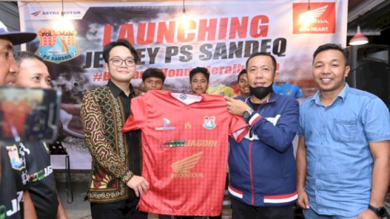 Terdapat logo sayap merah yang merupakan ciri dari merek sepeda motor Honda pada bagian depan jersei PS Sandeq.