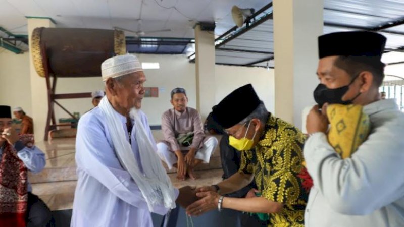 Ketua DPD I Golkar Sulsel, Taufan Pawe (TP), saat berada di Masjid Jami' Tua, Kota Palopo, Jumat (28/1/2022).