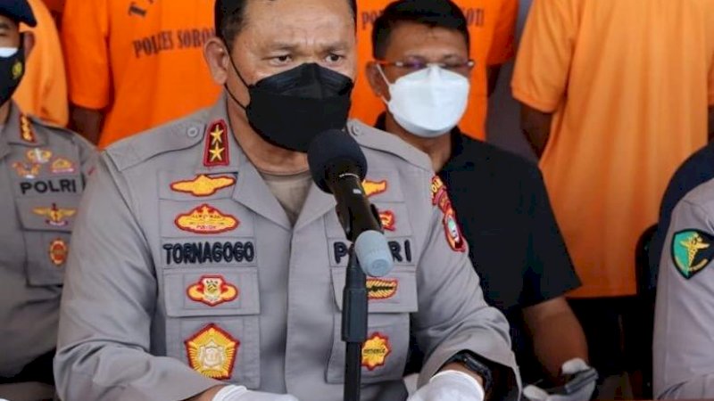 Kapolda Papua Barat Irjen Pol. Dr Tornagogo Sihombing dalam konferensi pers di Polres Sorong Kota, Sabtu (29/1/2022). (Foto Humas Polda Papua Barat)