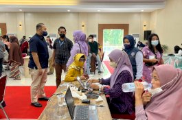 Didampingi Istri,  Camat Panakukang Pantau Langsung Giat Vaksinasi 100 % di Tiga Lokasi