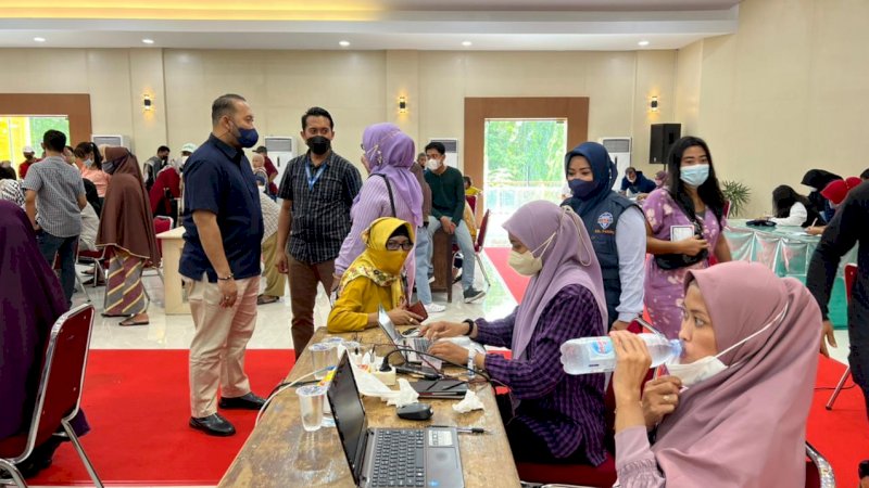 Camat Panakukkang,Andi Pangerang bersama istri kunjungi  kegiatan vaksinasi 100 persen di tiga lokasi, Minggu, (30/1/22).