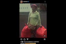 Emak-Emak Penjual Kue Keliling di Kota Parepare Dapat Hadiah Motor dari Rusdi Masse