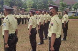 Resmi! Seragam Baru Satpam: Baju Krem, Celana Cokelat Tua