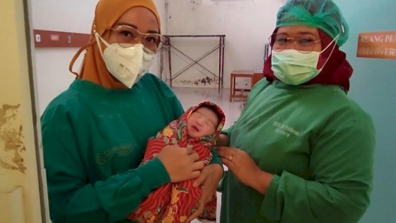 Tim medis RSUD Andi Makkasau mengabadikan momen bersama bayi yang lahir pada tanggal cantik, Rabu (2/2/2022).