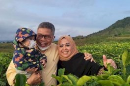 So Sweet! Potret Kemesraan Wali Kota Parepare Bersama Istri Anniversary Ke-30 di Tanggal Cantik