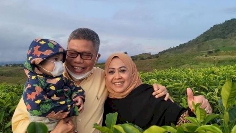 Potret kemesraan Wali Kota Parepare, Taufan Pawe, bersama sang istri, Erna Rasyid. (Foto: Instagram Taufan Pawe)