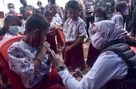 Siswa Usia 6-11 Tahun di Seko Luwu Utara Antusias Disuntik Vaksin