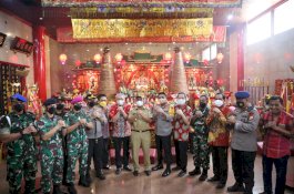 Ibadah Imlek Berjalan Lancar, Danny Bersama Forkopimda Kunjungi  Tiga Klenteng di Kecamatan Wajo