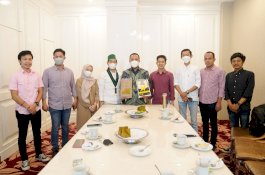 Badko HMI Sulselbar Perkenalkan Beras Jagung dan Beras Merah Organik ke Plt Gubernur