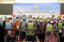 Presiden Serahkan 16 Ribu Hektar SK Hutsos dan TORA di Sulsel