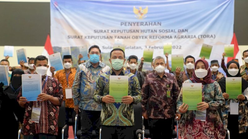 Provinsi Sulawesi Selatan menjadi salah satu daerah yang menerima Surat Keputusan Menteri Lingkungan Hidup dan Kehutanan terkait Hutan Sosial (SK Hijau) dan SK Tanah Obyek Reforma Agraria atau TORA (SK Biru) untuk tahun 2022.