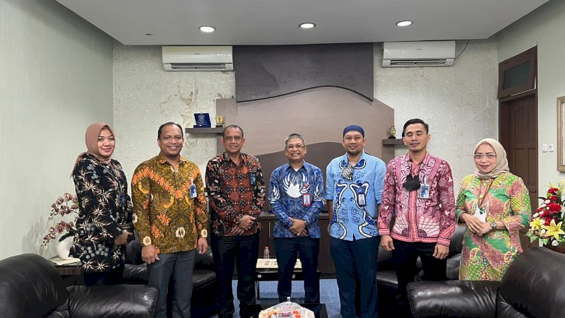 Penjabat Direksi PDAM Makassar, Beni Iskandar saat menerima kunjungan  Kepala Cabang BNI Makassar, Ichsan Iskandar di Kantor PDAM Makassar Jl. Dr. Ratulangi, Kamis 4 Februari 2022.