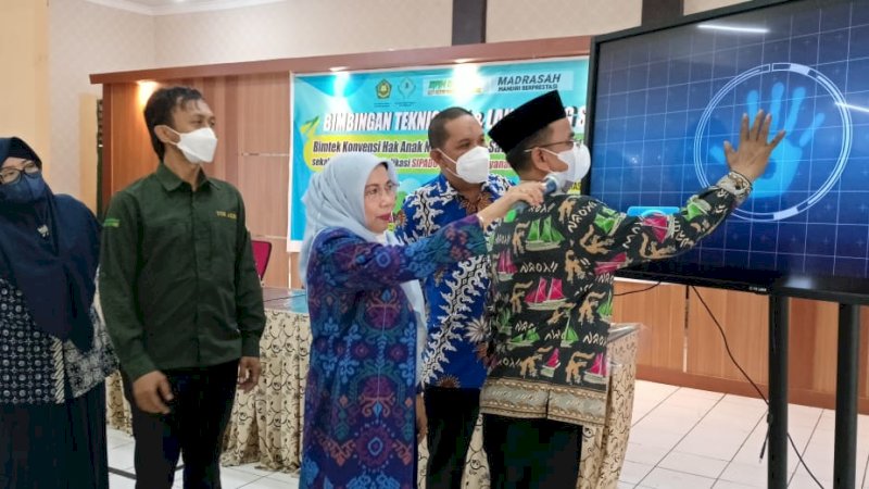 Kakanwil Kemenag Sulsel didampingi Kepala MAN 2 Kota Makassar Hj. Darmawati, countdown peresmian SIPADU disaksikan oleh para guru dan staf MAN 2 Kota Makassar.