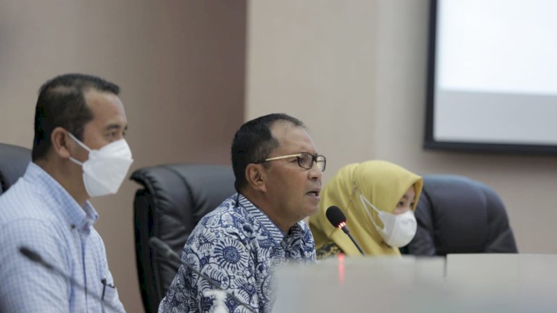 Wali Kota Danny Pomanto saat menggelar konferensi pers, bersama awak media yang dihadiri seluruh Camat, Kadis kesehatan dan epidemiologi, terkait Makassar Recover. Bertempat di ruang Sipakatau Lantai Dua Kantor Walikota Makassar. Kamis (3/2/2022).