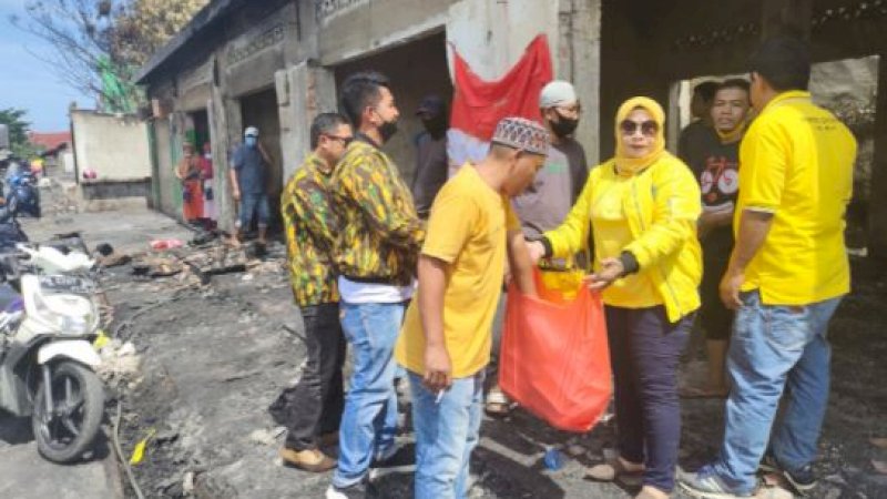 Pengurus DPD II Golkar Sinjai melakukan kunjungan ke lokasi kebakaran Pasar Sentral Sinjai, Jumat (4/2/2022).