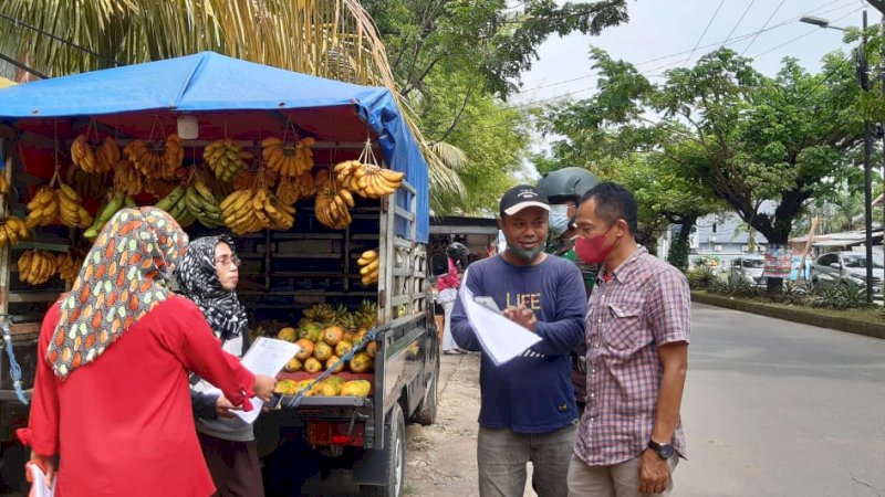 Lurah Buntusu, Akmal saat mengedukasi warga akan pentingnya prokes dan vaksinasi. Jumat (4/2/22).